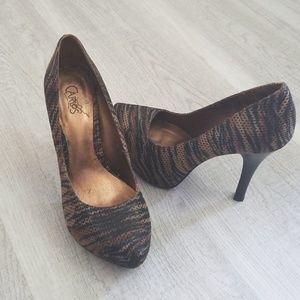 Carlos Santa Tiger Print Shoes Pumps